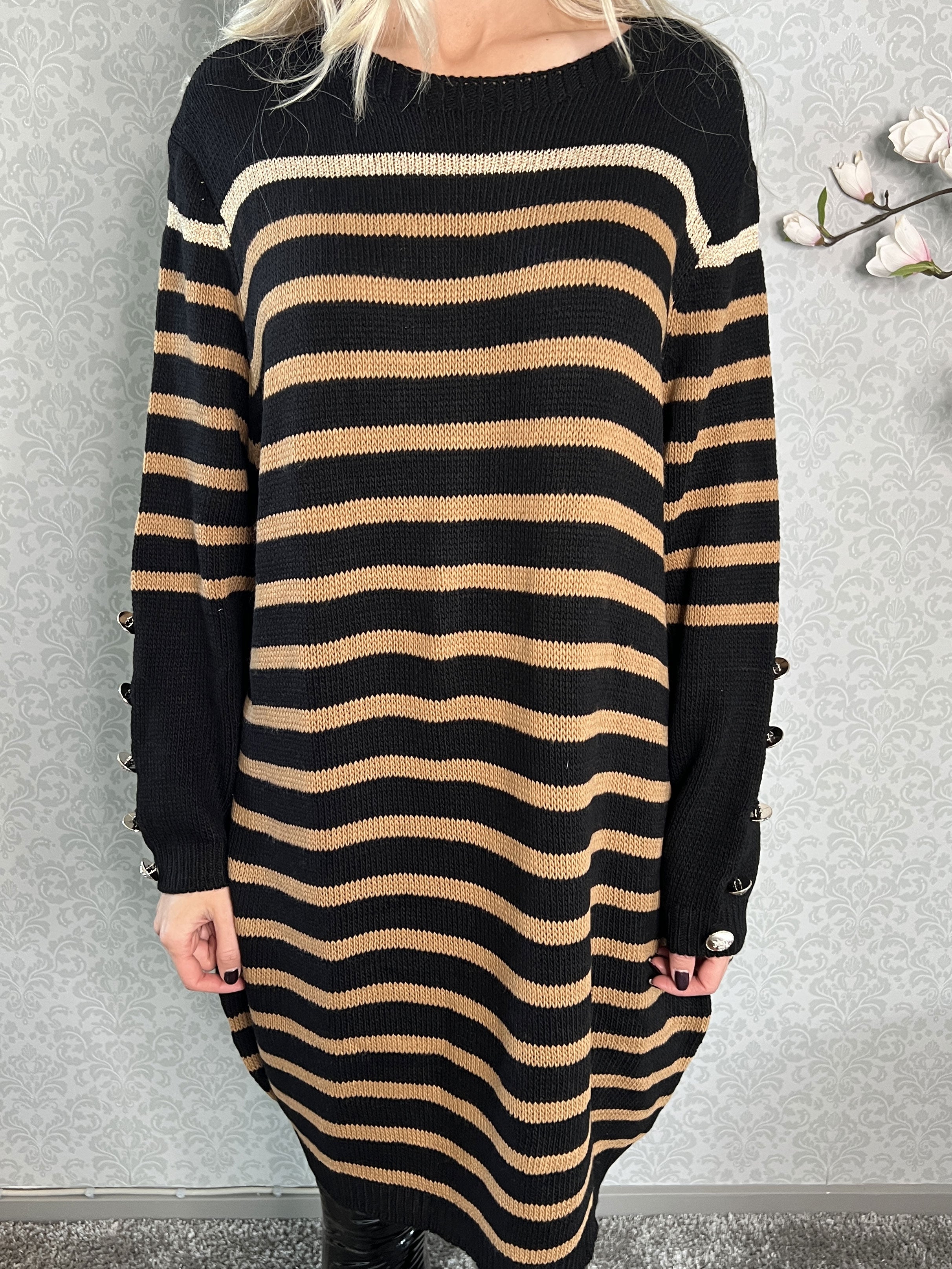 Mirindi - Randig stickad klänning med knappar på ärmarna - Grey